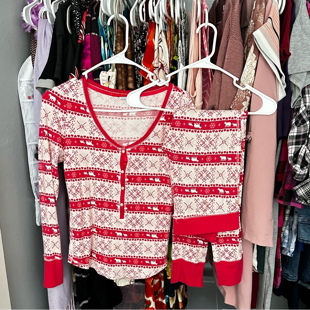 Victoria’s Secret pajama set (M)